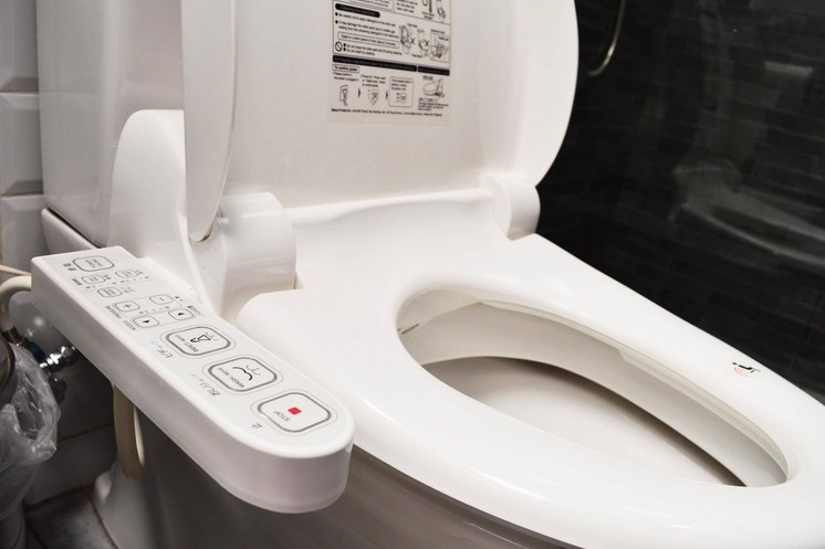 Inodoros japoneses: te limpian sin papel, tienen calentador de