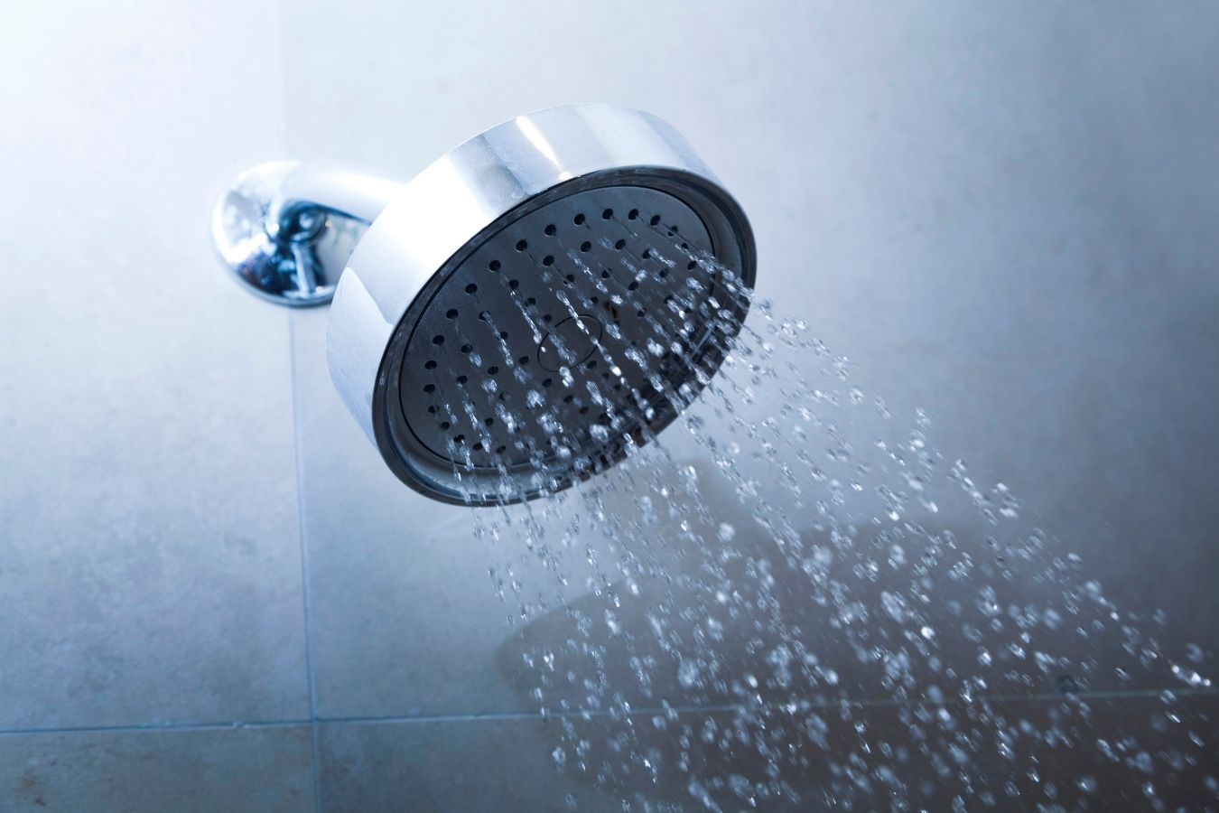 Caballero emoción cada 4 consejos para aumentar la presión del agua en la ducha